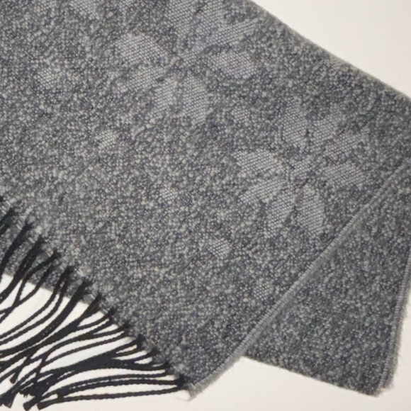 NWT Cejon Women's Gray Scarf Snowflake Pattern Heather Gray w/ fringe wrap scarf - Picture 12 of 16
